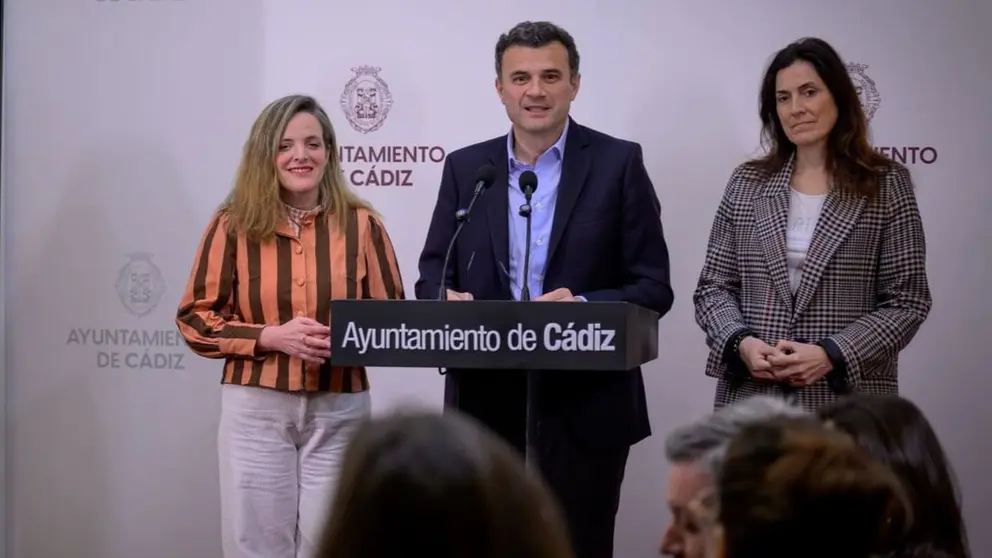 Bruno Garc&iacute;a, alcalde de C&aacute;diz, flanqueado por Maite Gonz&aacute;lez y Ana Sanju&aacute;n