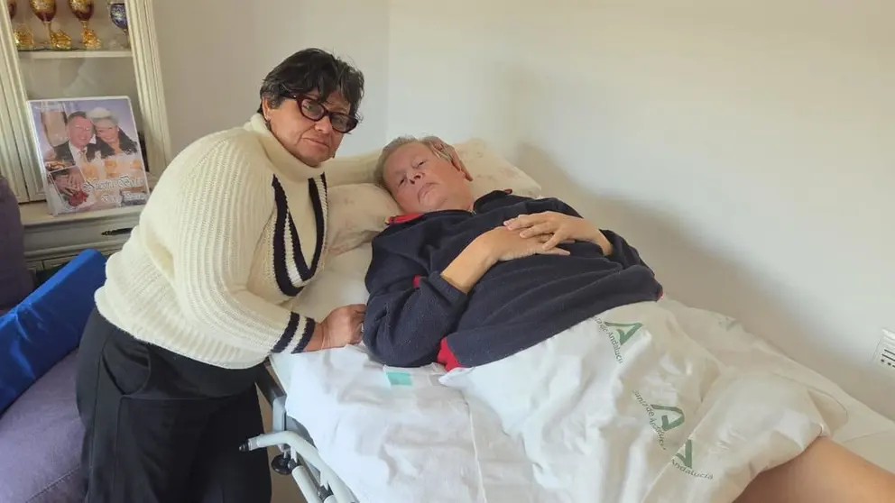 El matrimonio, en su vivienda de Roquetas de Mar (Almer&iacute;a), donde &eacute;l permanece encamado con cuidados paliativos.