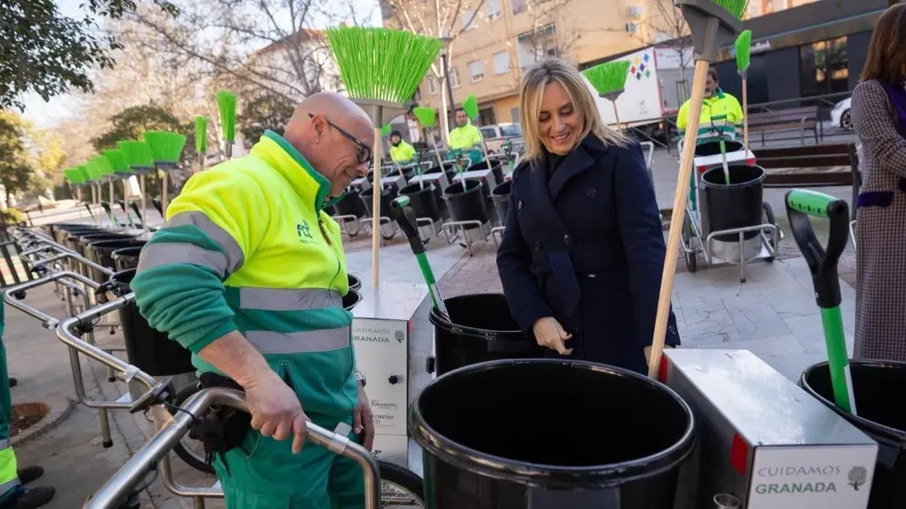 Marifr&aacute;n Carazo junto a un operario de la limpieza