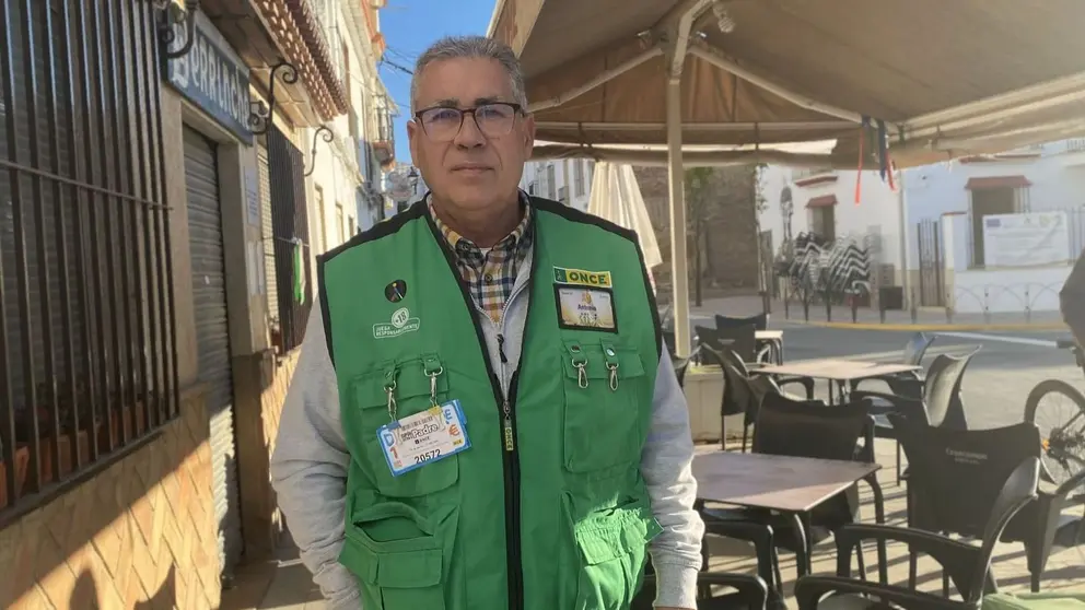 Antonio Pedrosa, vendedor de la ONCE en Izn&aacute;jar