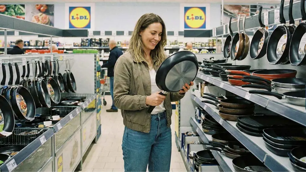 Una mujer en un supermercado de Lidl