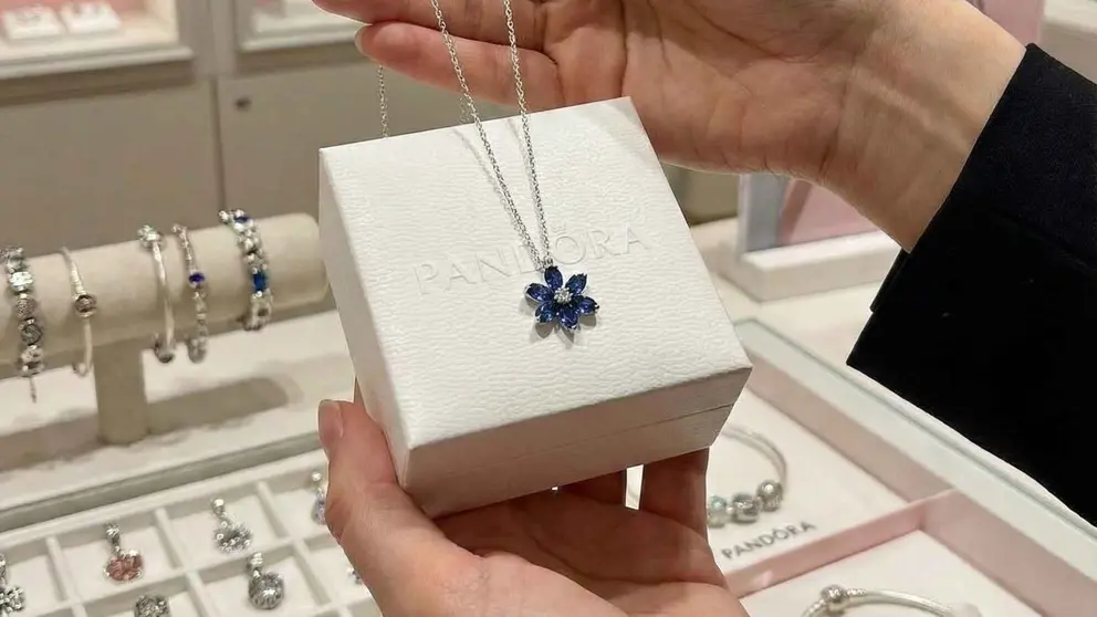Pandora hace referencia a la primavera con estas bonitas y elegantes joyas con motivos florales