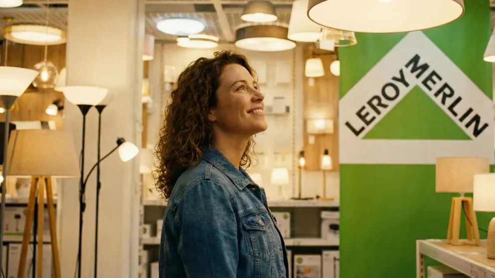 Una mujer en una tienda de Leroy Merlin