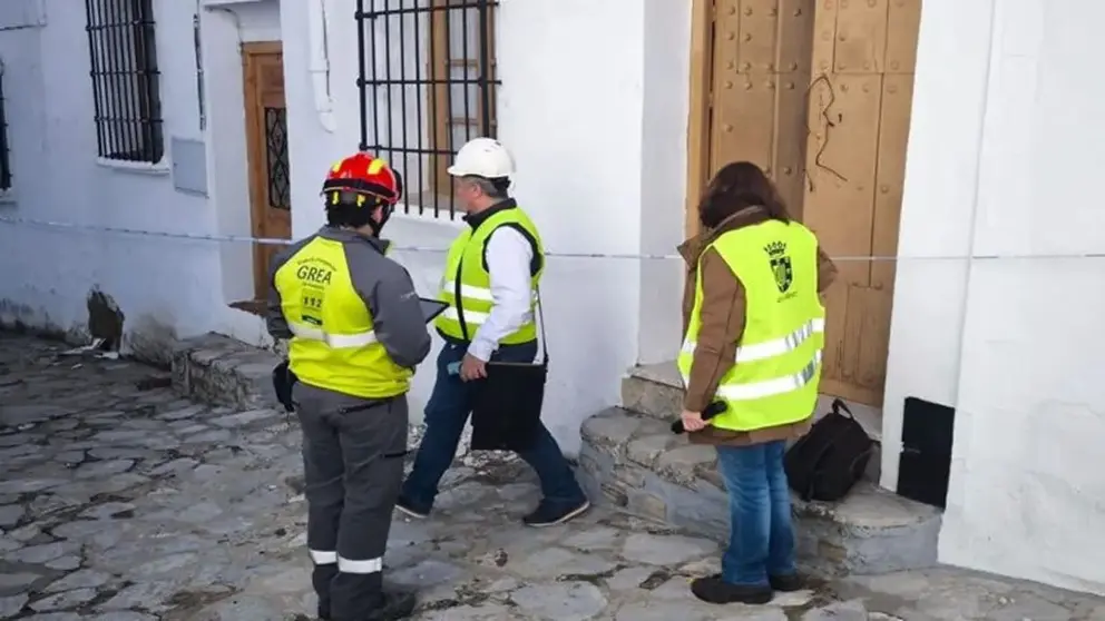 T&eacute;cnicos en una de las viviendas inspeccionadas