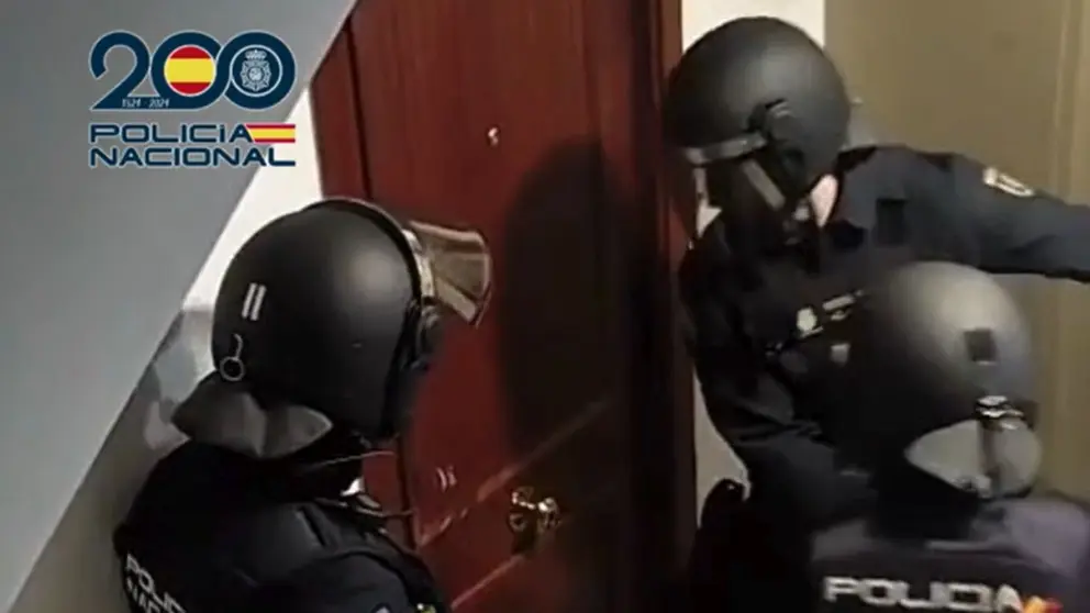 La Polic&iacute;a Nacional en uno de los registros