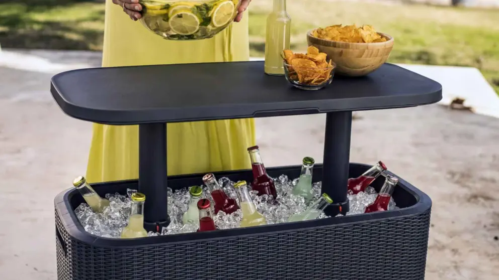 Con su dise&ntilde;o 2 en 1, estas mesas-nevera consiguen resaltar la decoraci&oacute;n de jard&iacute;n y ofrecer un espacio en el que disfrutar de bebidas bien fr&iacute;as esta primavera