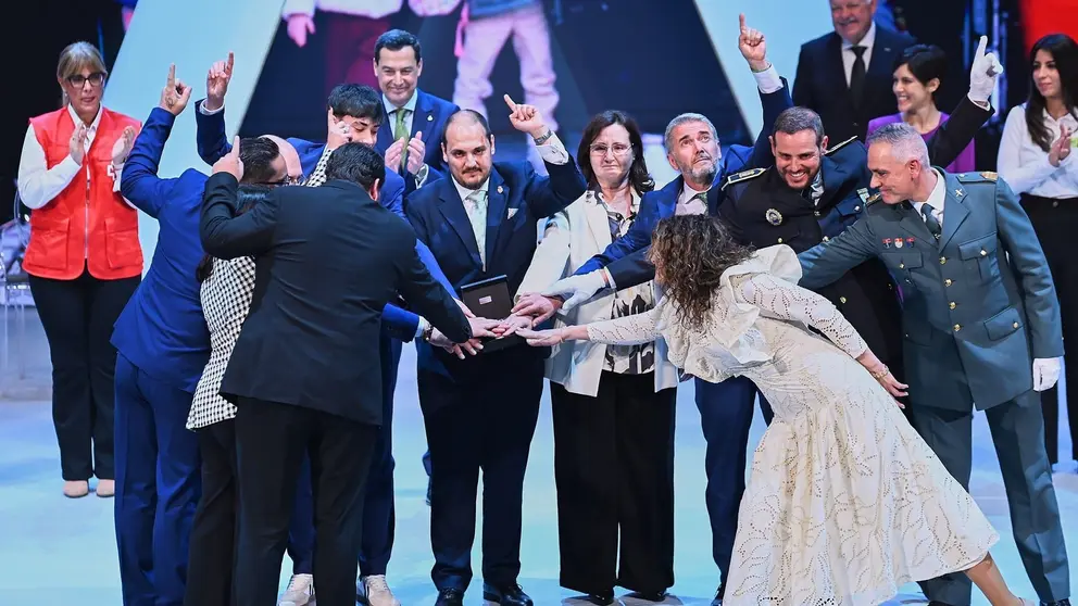 La representaci&oacute;n del pueblo de Adamuz ha emocionado al p&uacute;blico presente en el Teatro de la Maestranza de Sevilla ! Salvador L&oacute;pez Medina