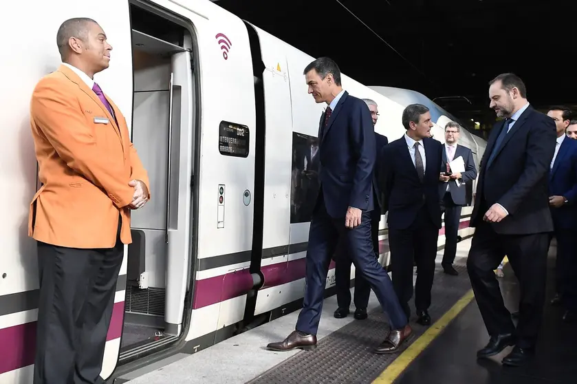 Pedro S&aacute;nchez subiendo al tren en una imagen de archivo