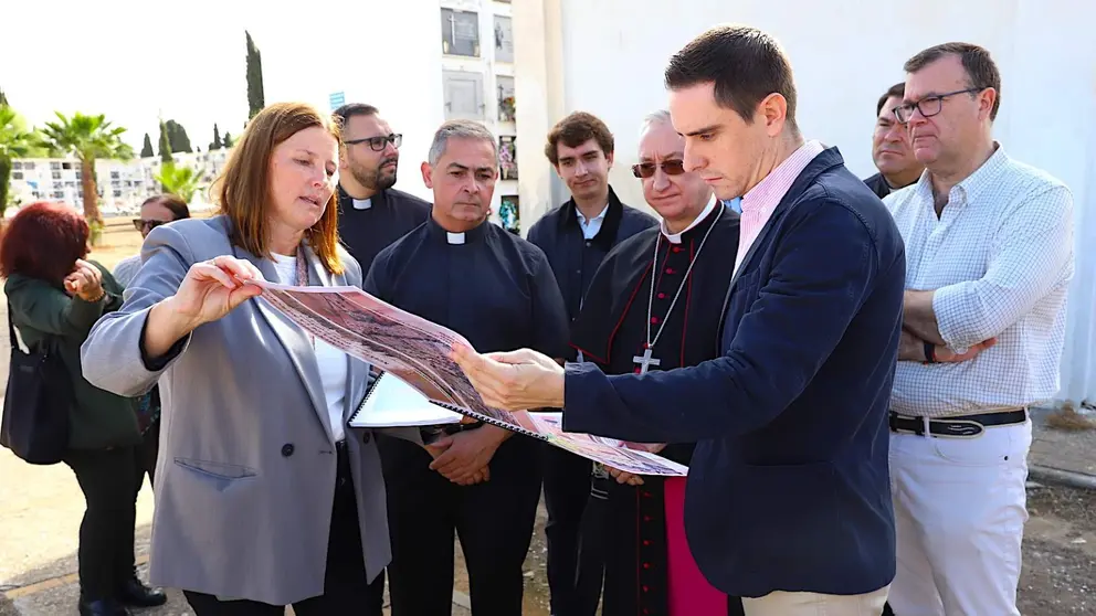 Jaime Espinar en el cementerio de Jerez