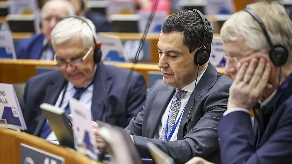 Juanma Moreno, en el centro de la imagen