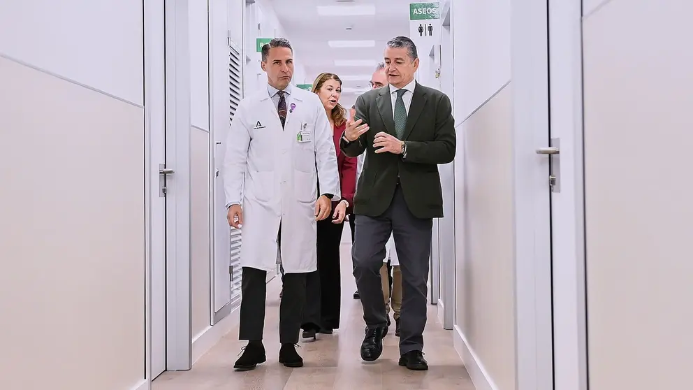 Antonio Sanz, durante su visita al Hospital de San L&aacute;zaro en Sevilla | Salvador L&oacute;pez Medina