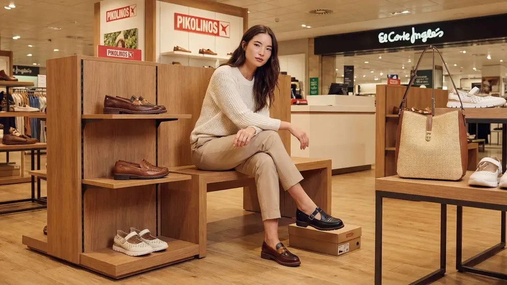 Pikolinos conquista El Corte Ingl&eacute;s con mocasines de piel hechos en Espa&ntilde;a | Imagen apoyada en IA