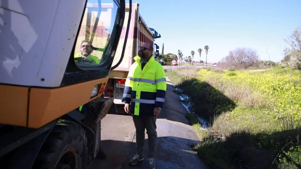 Javier Bello inspecciona trabajos en carretera