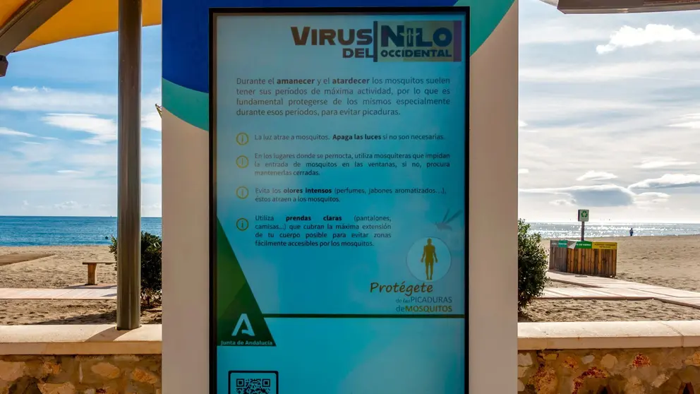 Mupi informativo en Fuengirola, M&aacute;laga, sobre el plan de actuaci&oacute;n ante la presencia de mosquitos portadores del Virus del Nilo
