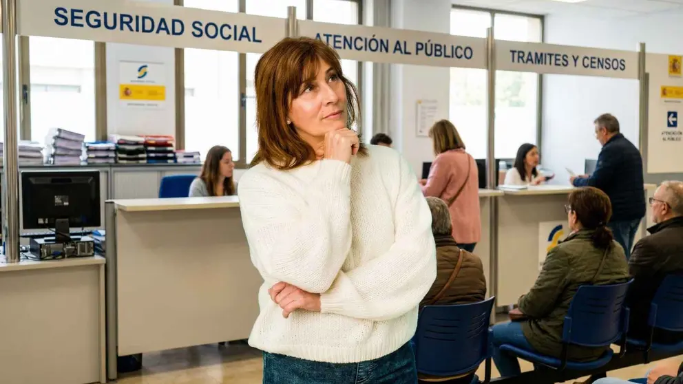 Una futura pensionista en una oficina de la Seguridad Social