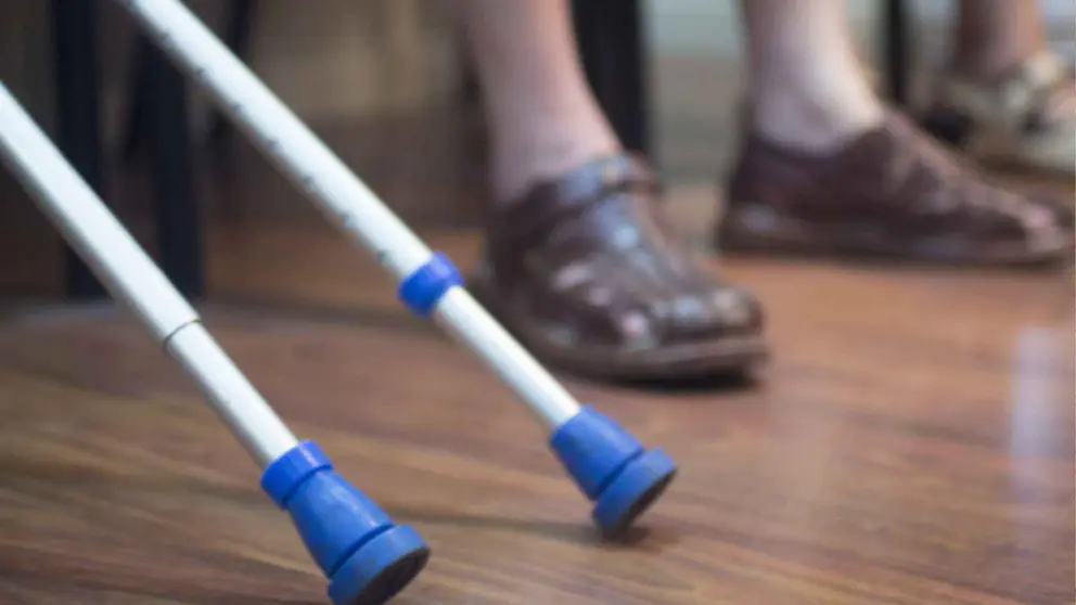 Muletas en una foto de archivo