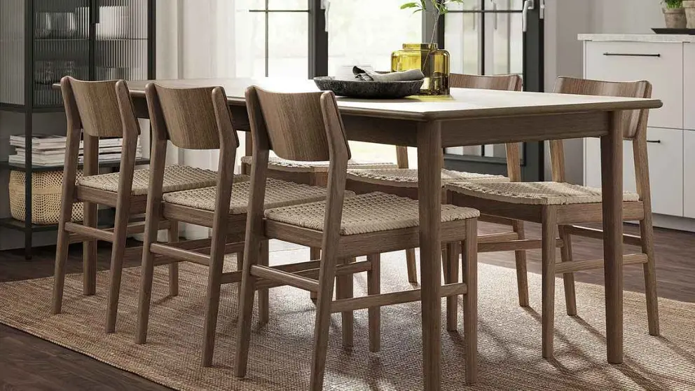 Ikea invita a disfrutar del sal&oacute;n y reunirse con la familia sobre estas mesas extensibles de maderas como el roble o la haya