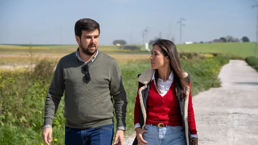 Fran Moreno y Auxiliadora Izquierdo durante su visita a los caminos de Rota