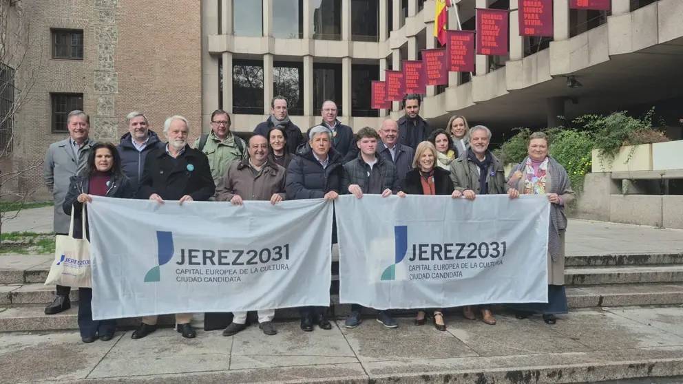 Foto de familia a las puertas del Ministerio de Cultura