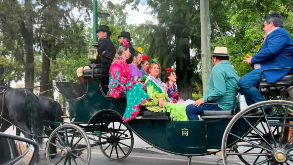 Coches de caballos circulando por Sevilla