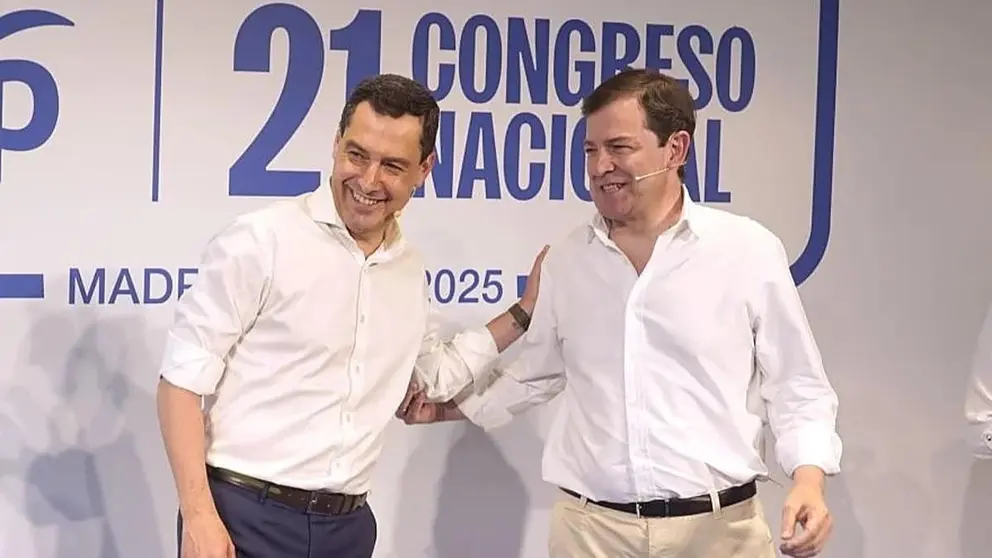 Juanma Moreno, junto a Fern&aacute;ndez Ma&ntilde;ueco, en una imagen de archivo
