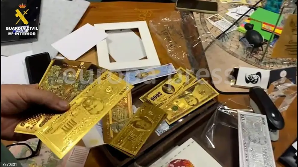 Material intervenido a un falso grupo miliitar y religioso desarticulado en Sanl&uacute;car