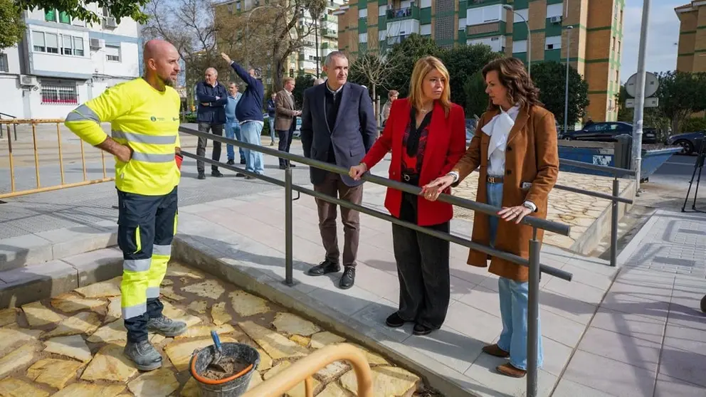 La alcaldesa de Huelva, Pilar Miranda, visita las obras del proyecto de rehabilitaci&oacute;n de las calles peatonales de la barriada de La Hispanidad