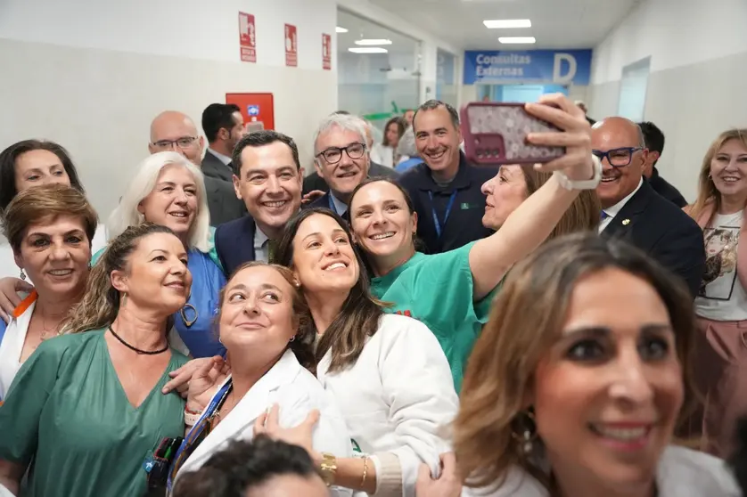 Selfie de profesionales sanitarios con Juanma Moreno en la inauguraci&oacute;n de la ampliaci&oacute;n del Hospital de La Axarqu&iacute;a