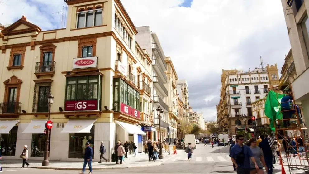Vista en Sevilla de La Campana desde la calle Alfonso XII