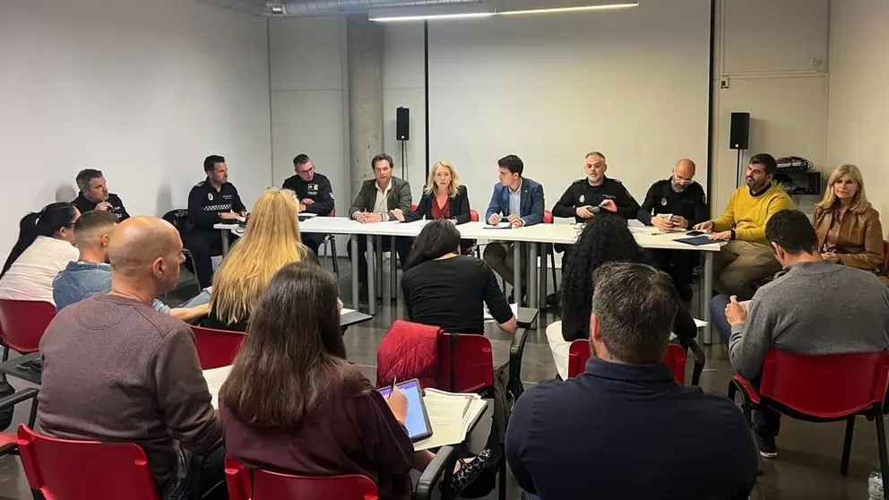 La delegada del distrito de la Macarena del Ayuntamiento de Sevilla, Mar&iacute;a Tena, en la reuni&oacute;n con los vecinos del barrio del Cerezo.