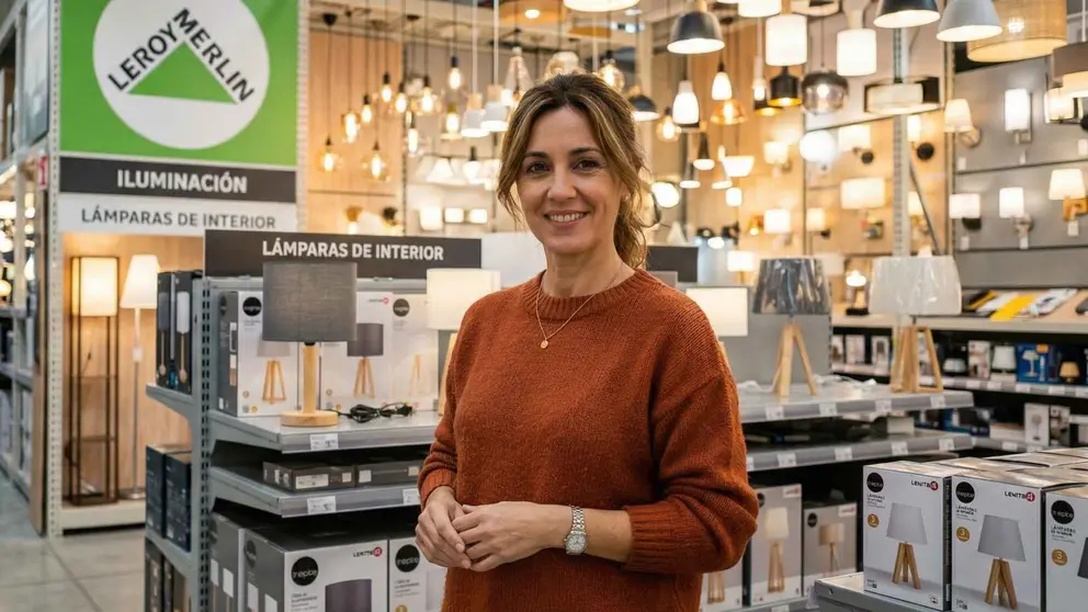 Una mujer en una tienda de Leroy Merlin