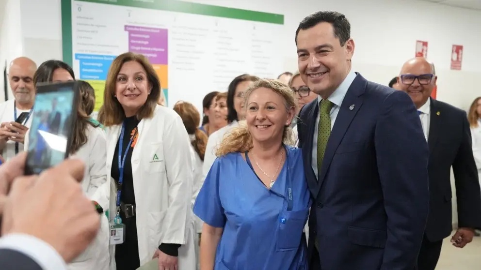 Juanma Moreno se fotograf&iacute;a con profesionales sanitarios durante la  inauguraci&oacute;n de la ampliaci&oacute;n del Hospital de la Axarqu&iacute;a