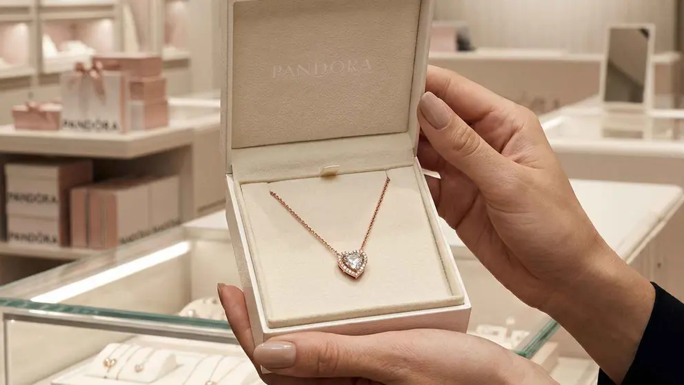 Pandora resalta la elegancia de las amantes del buen vestir con esta colecci&oacute;n de collares de oro rosa