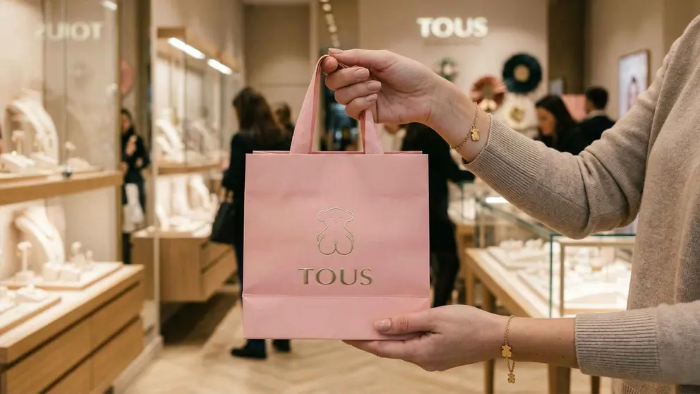 Tous llena sus tiendas de la m&aacute;xima elegancia y glamour con esta nueva colecci&oacute;n de pendientes bicolor de oro y plata