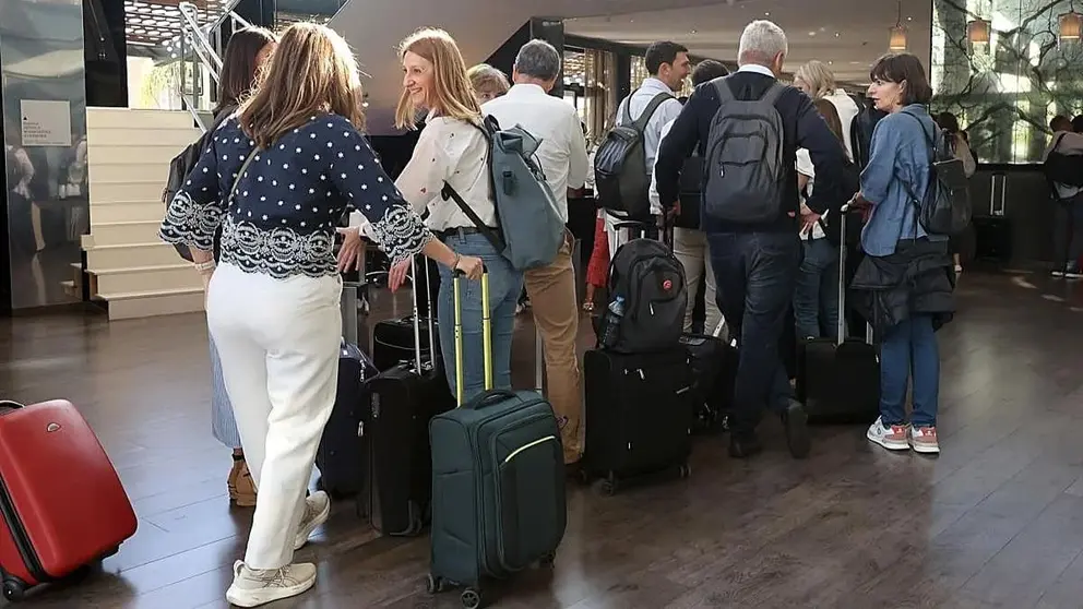 Turistas llegando a un hotel de Andaluc&iacute;a