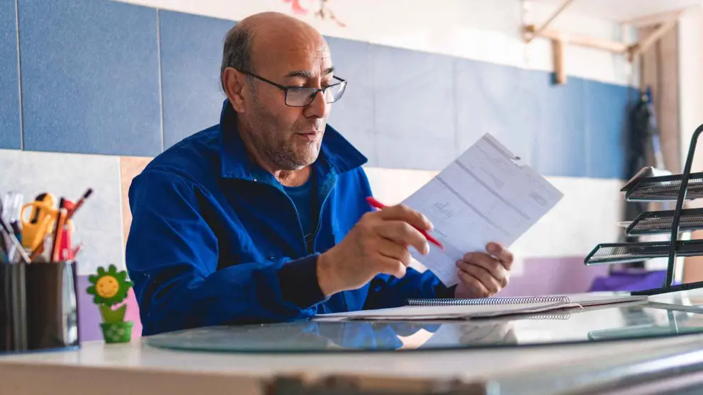 Un trabajador en una oficina