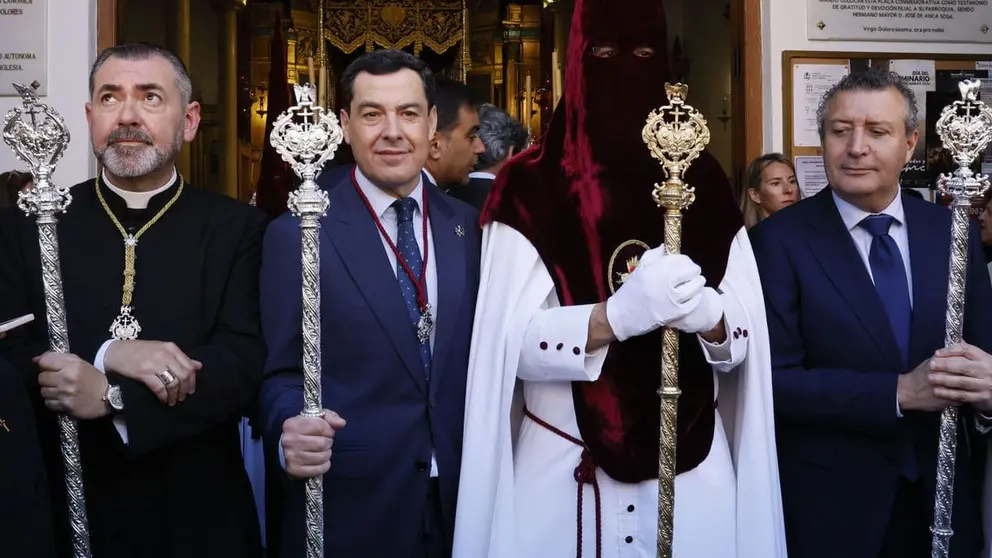 Juanma Moreno, durante su visita a la hermandad del Cerro del &Aacute;guila