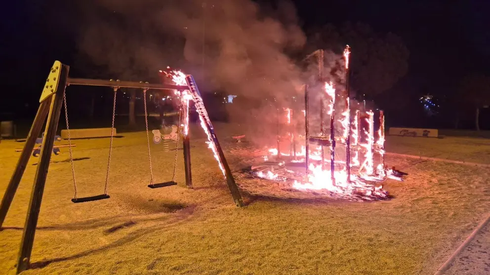 El incendio en la Laguna de Torrox calcina un tobog&aacute;n y da&ntilde;a un columpio en Jerez