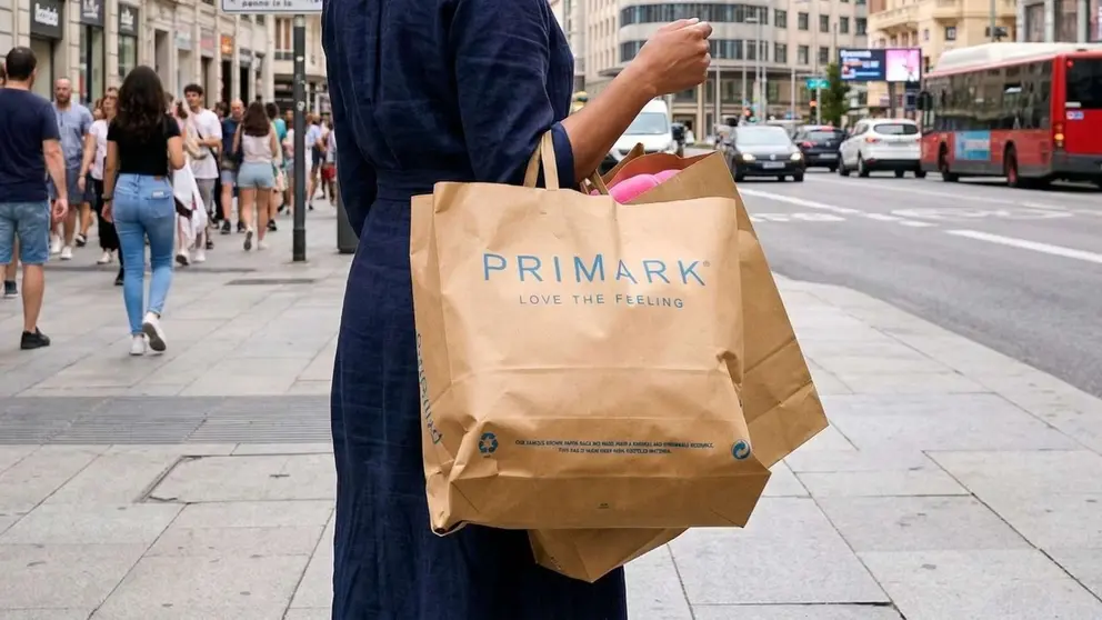Primark lanza las sandalias con hebillas, cu&ntilde;a de esparto y acabados metalizados para verano que ya se ven en primavera