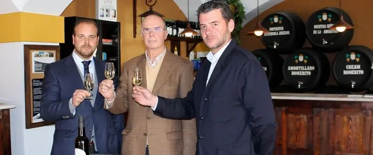 Representantes de Covijerez y Xerez Deportivo rubricando el acuerdo con una copa de vino de la tierra. 
Imagen del club