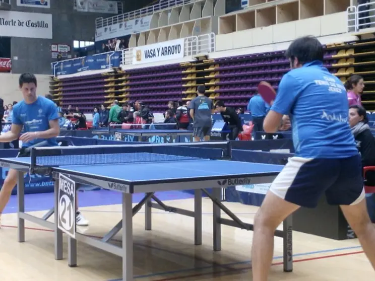 Javier Gal&aacute;n calentando antes de comenzar el partido de octavos ante el granadino &Aacute;lvaro P&eacute;rez (favorito del torneo)