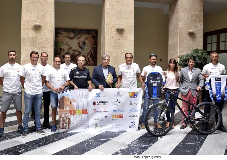 Francisco Camas presidiendo el equipo Sherrypol Mountain Bike en el Ayuntamiento de Jerez. @CiudadJerez