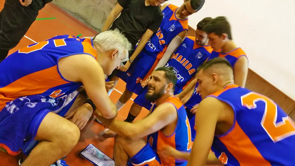 Sergio Ramos, entrenador-jugador, del equipo senior del Cl&iacute;nica Beiman Chajeba, dando instrucciones en un tiempo muerto al final del encuentro | MIRA Comunicaci&oacute;n