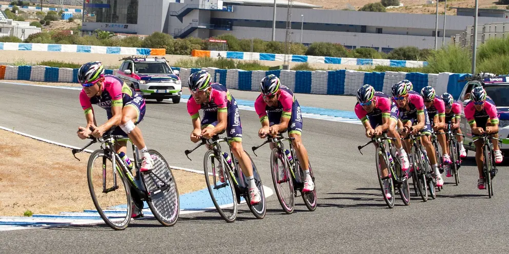 Imagen de un equipo profesional de ciclismo rodando en la pista jerezana con ocasi&oacute;n de la Vuelta Ciclista a Espa&ntilde;a 2014