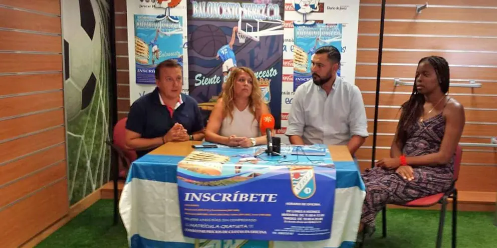 Juan Miguel Becerra, presidente de la&nbsp;Asociaci&oacute;n Deportiva Afici&oacute;n Xerecista, junto a&nbsp;Antonia Beltr&aacute;n, presidenta del nuevo club de Baloncesto AD Jerez FS 2014, y los&nbsp;los encargados de la parcela deportiva&nbsp;Sergio Ramos y Viviana Rovira