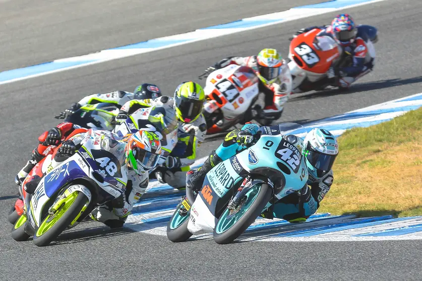 Marcos Ramirez al frente de la carrera en Moto3