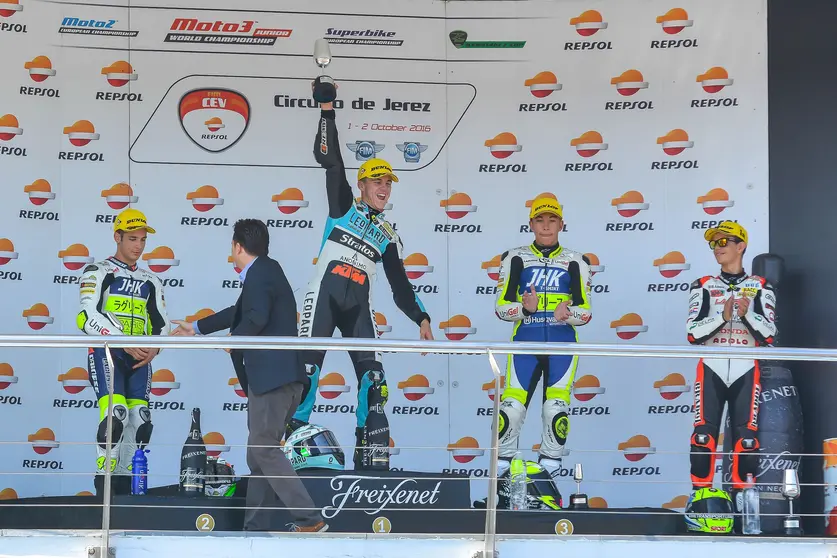 El gaditano Marcos Ram&iacute;rez en el podium