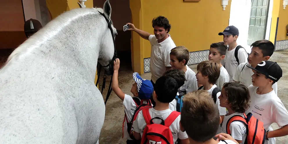 Ni&ntilde;os en la Real Escuela