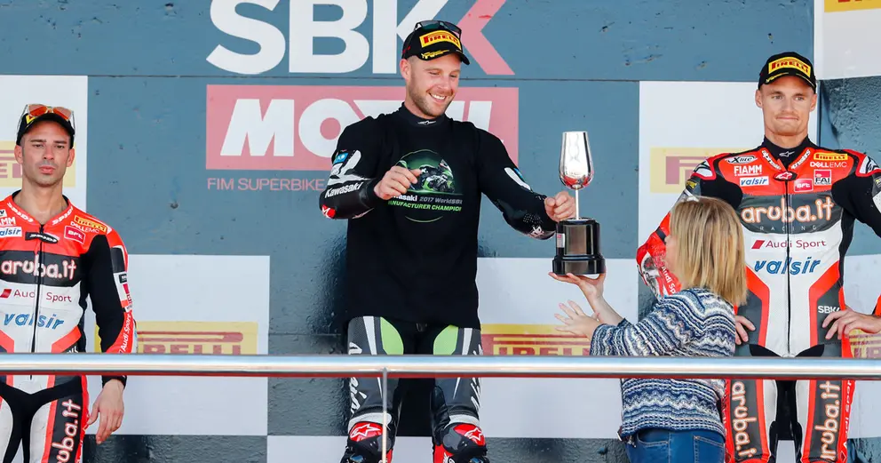 La alcaldesa de Jerez hace entrega de los trofeos a Rea, Melandri y Davies