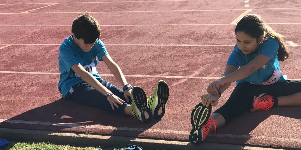Virginia Partal estirando junto a su compa&ntilde;ero Miguel &Aacute;ngel Gallardo